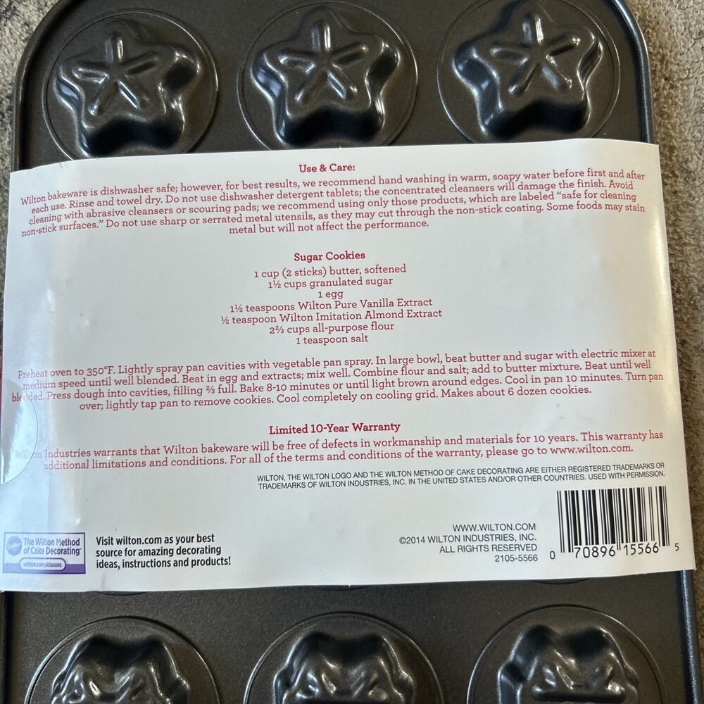Wilton Holiday Cookie Pan 12 Cavities/4 Designs Unused in Original Packaging - Picture 3 of 3